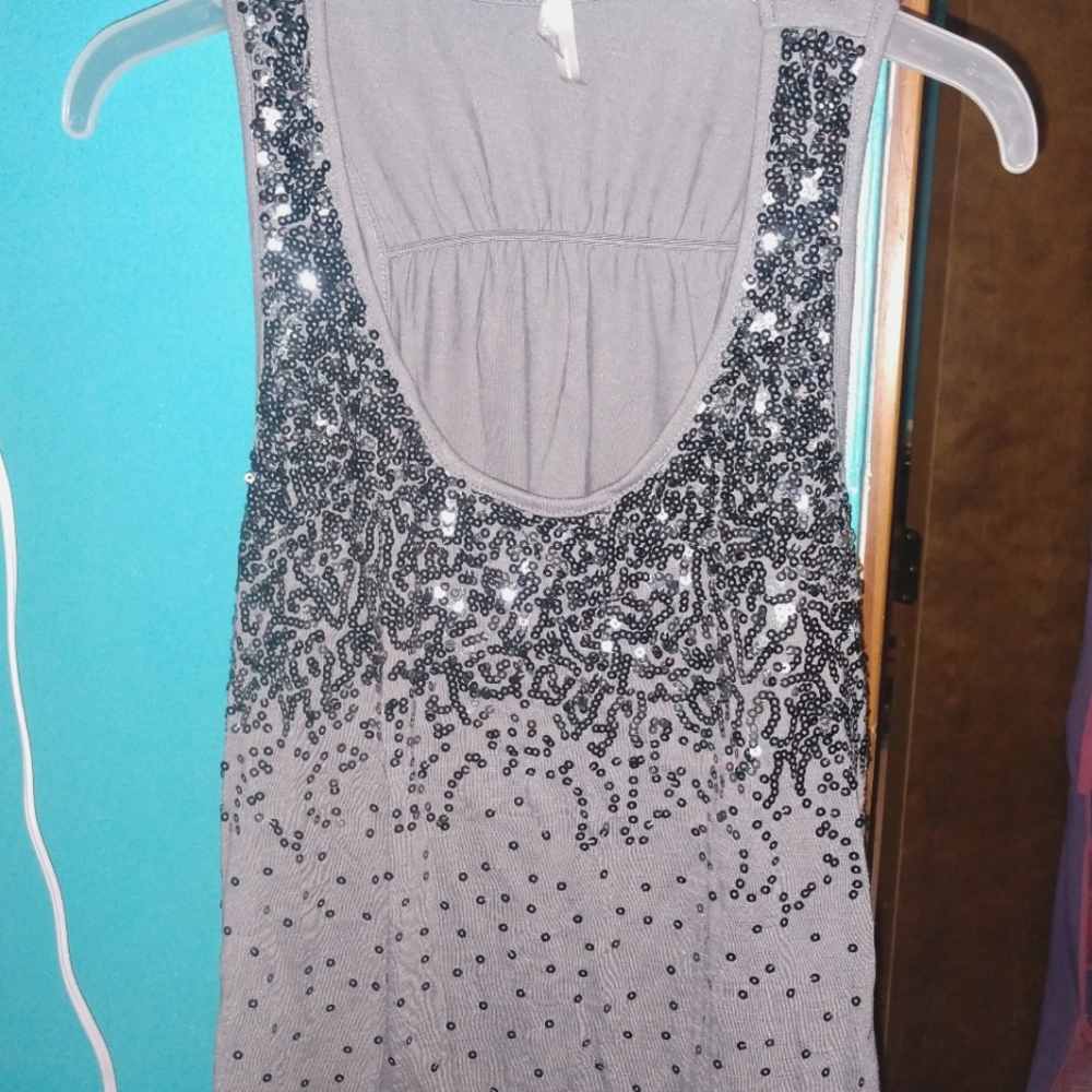 ✨ Sparkly, sequined, flowy gray tank